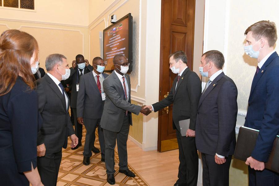 Рустам Минниханов обсудил экономическое сотрудничество с послами Кении, Уганды и Зимбабве