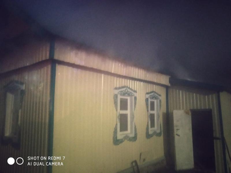 В Татарстане 82-летняя бабушка проснулась от звука пожарного извещателя и выбежала из горящего дома