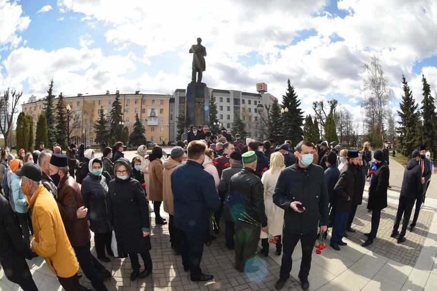 Минниханов и Шаймиев возложили цветы к памятнику поэту Габдулле Тукаю