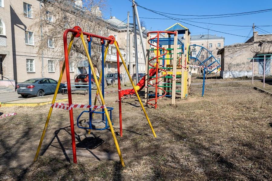 Двор ваш, а правила наши: тарловчане возмущаются, что асфальт по республиканской программе кладут поверх гнилых труб