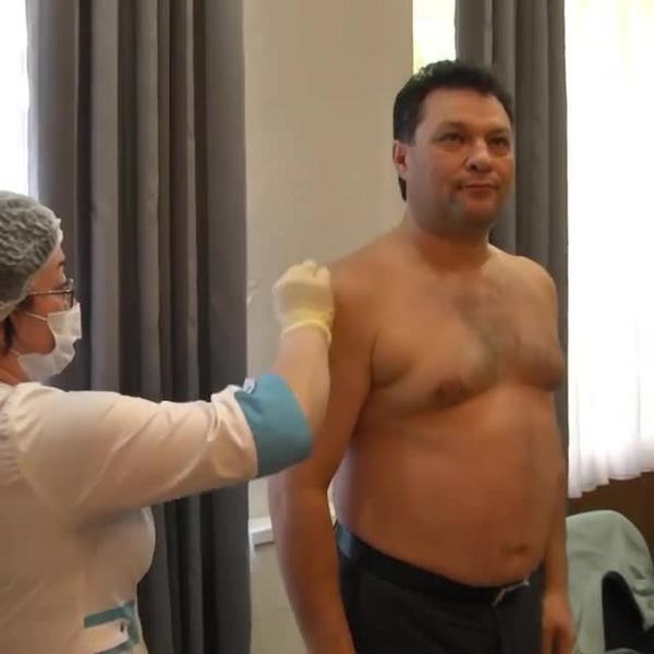 Видео: полуголый мэр Елабуги запустил челлендж по вакцинации от коронавируса