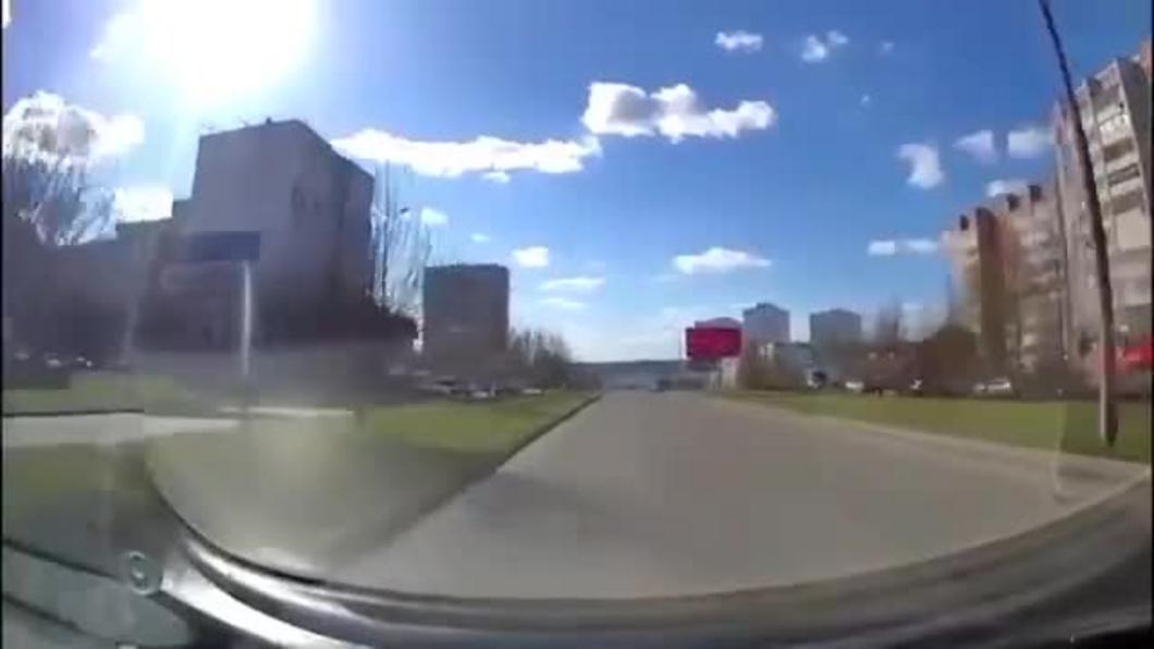 Видео: в Челнах водитель на авто едва не снес трех девочек