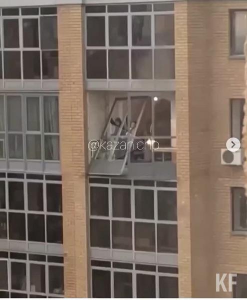 На Камалеева в Казани с 8 этажа на иномарку уронили балконную раму: есть видео