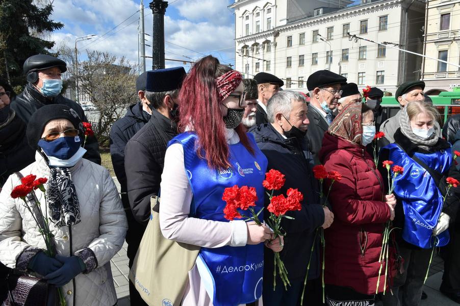 Минниханов и Шаймиев возложили цветы к памятнику поэту Габдулле Тукаю
