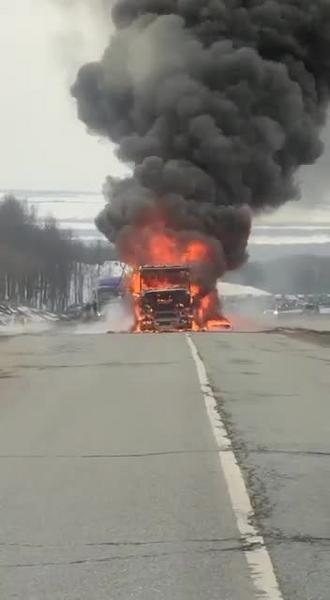 На трассе М7 в Татарстане загорелась фура с полиэтиленом