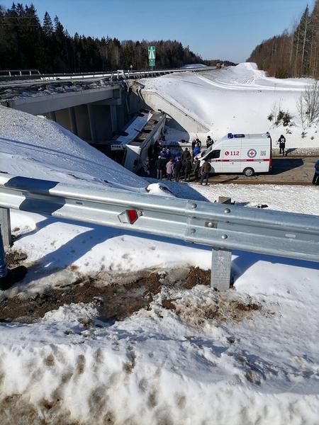 Два человека погибли в результате падения автобуса с моста в Московской области