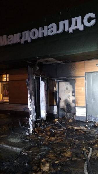 В казанском Макдональдсе загорелась рекламная вывеска
