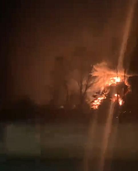 На территории нефтебазы в Брянске загорелись резервуары