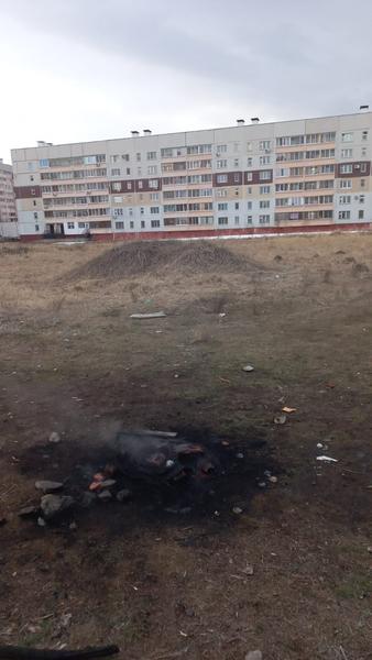 Горящая на пустыре покрышка всполошила жителей дома по улице Южной в Нижнекамске