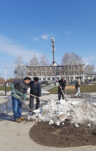 Елабужане - о взявшемся за лопату весной Рустеме Нуриеве: Лучше бы зимой убирали