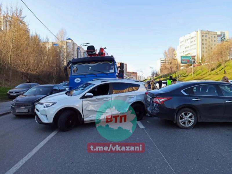 Крупное ДТП в Казани на Вишневского: грузовик снёс около 10 машин