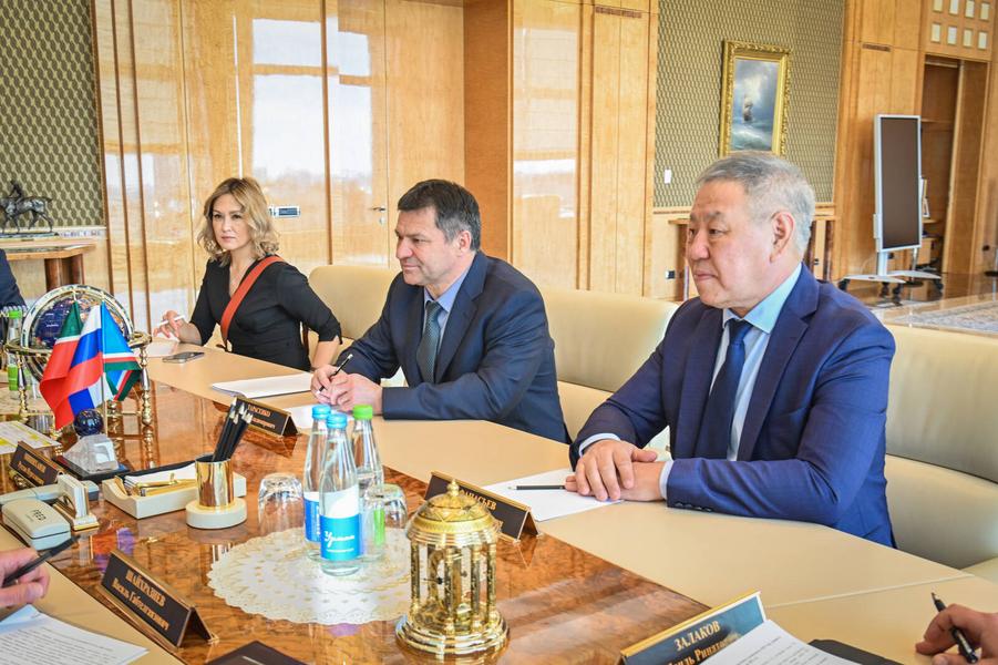 Рустам Минниханов обсудил участие Татарстана в мероприятиях по случаю 100-летия образования Якутской АССР