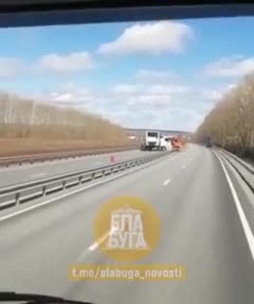 На трассе между Елабугой и Менделеевском столкнулись два грузовика