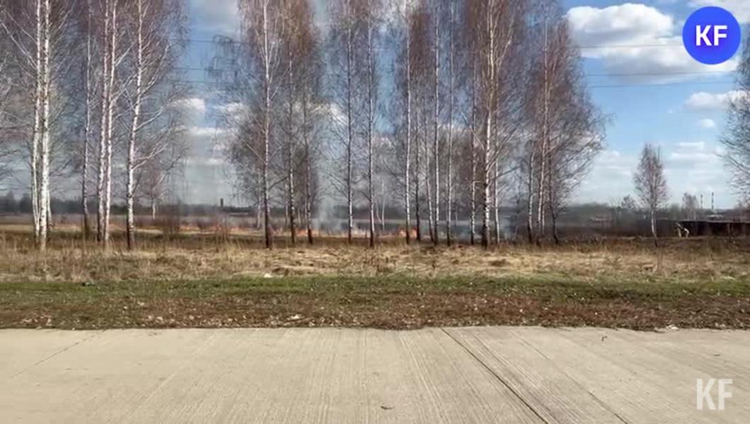 У ледового дворца в Челнах на площади в 500 кв.м выгорела трава