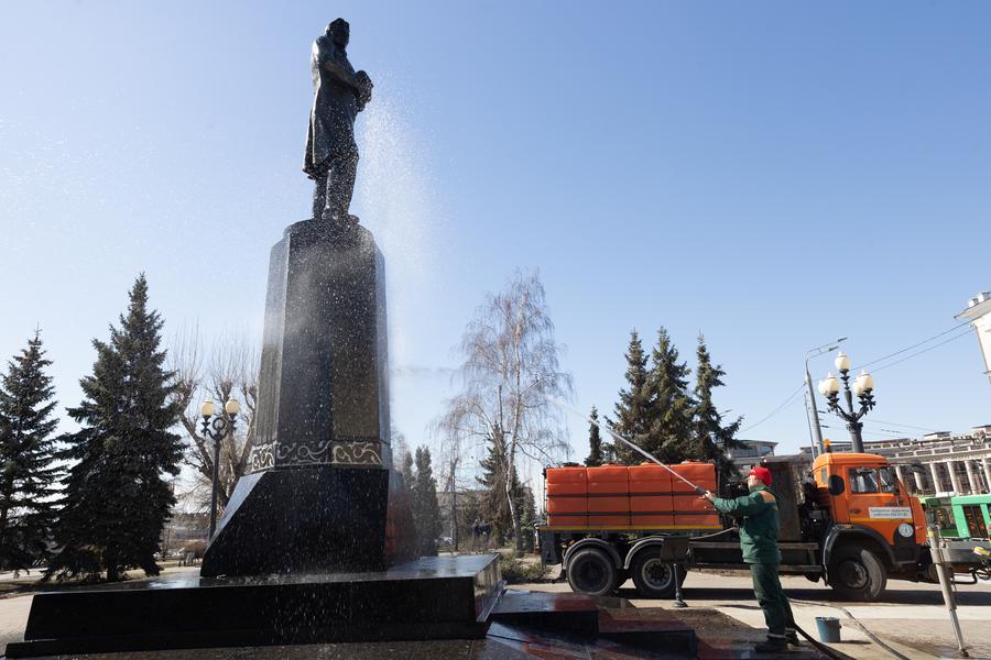 Памятники Казани начали готовить к лету