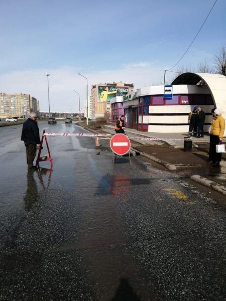 Напротив «Эссена» на проспекте Строителей в Нижнекамске провалился асфальт