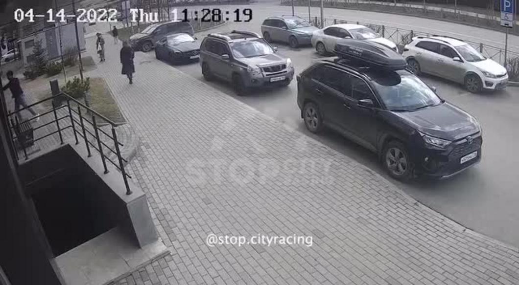 Полицейские задержали продавца мясного магазина, повредившего автомобиль казанца огромным ножом