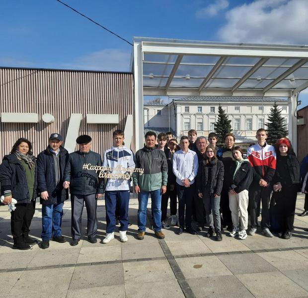 Елабужане - о взявшемся за лопату весной Рустеме Нуриеве: Лучше бы зимой убирали