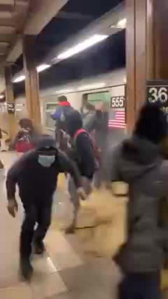 В метро Нью-Йорка неизвестный открыл стрельбу