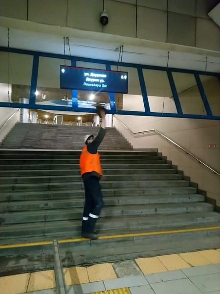 В Казани работники заменили плитку на станции метро «Аметьево» В Казани работники заменили плитку на станции метро «Аметьево»