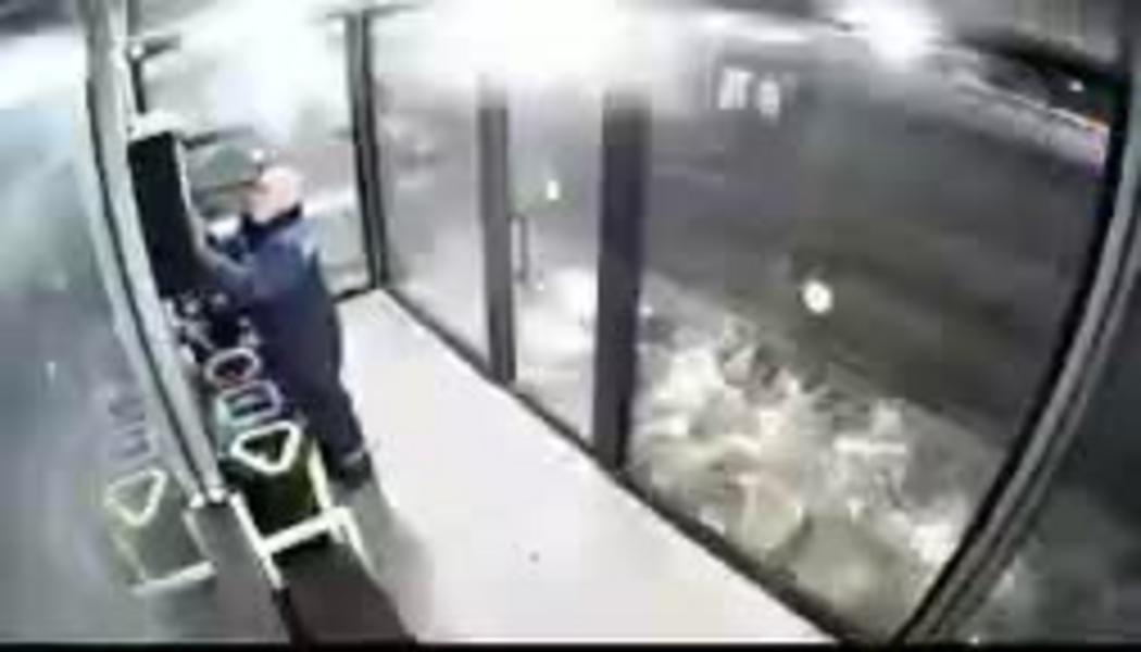 В Нижнекамске мужчина пытался сорвать телевизор в остановочном павильоне