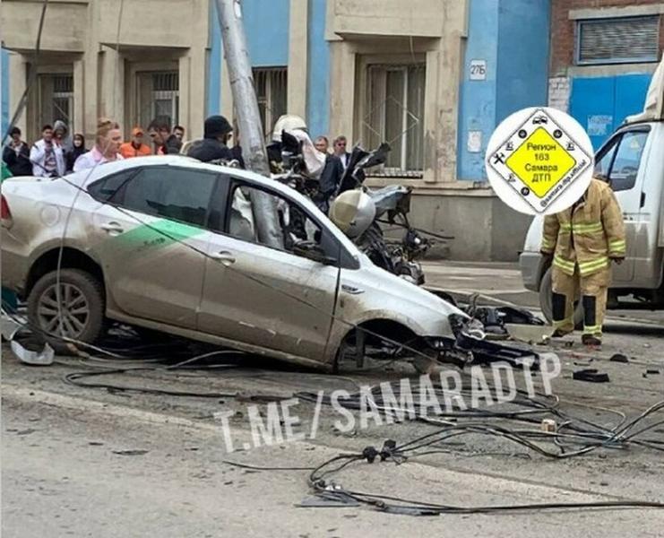 Парень снес столб на полной скорости, превратив машину в «фарш»: чудом выживший водитель отделался небольшим ударом