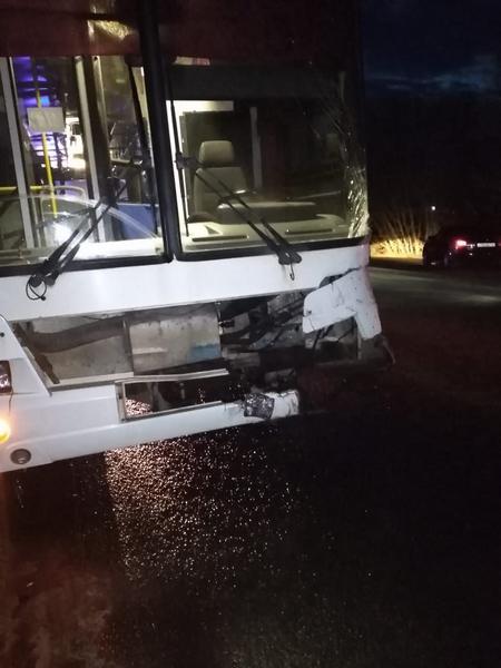 По улице Индустриальной в Нижнекамске снова произошло ДТП - столкнулись автобус и «Ларгус» По улице Индустриальной в Нижнекамске снова произошло ДТП - столкнулись автобус и «Ларгус»