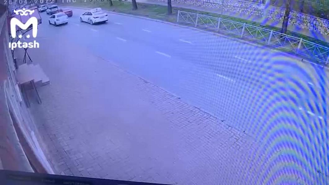 В ДТП с тремя машинами в Казани одна из них протаранила кафе