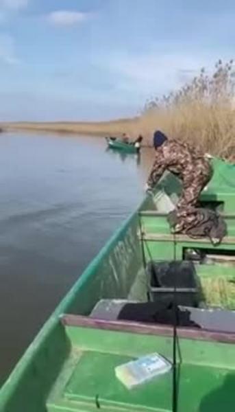 Под Астраханью браконьер из Челнов выловил десятки рыб сачком