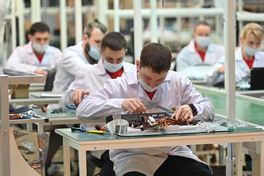 Минниханов вручил учителям новые ноутбуки, произведенные на татарстанском заводе «ICL Техно»