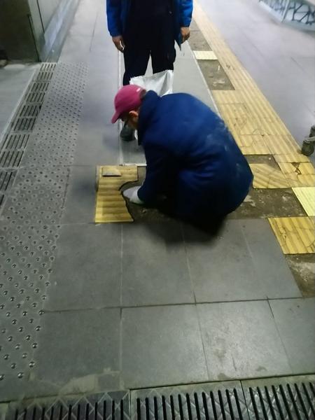 В Казани работники заменили плитку на станции метро «Аметьево» В Казани работники заменили плитку на станции метро «Аметьево»