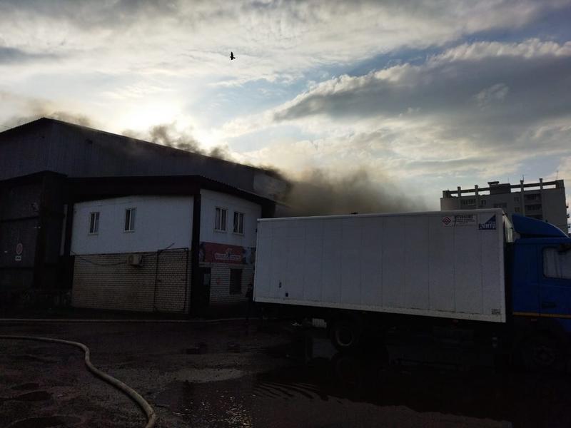 В Казани загорелся оптовый склад «Анис»