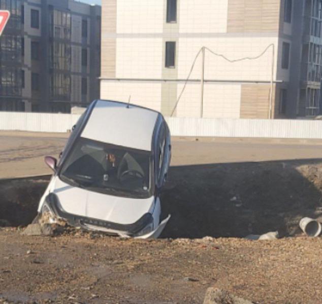 В Казани около ЖК «Яшьлек» иномарка «нырнула» в кювет В Казани около ЖК «Яшьлек» иномарка «нырнула» в кювет