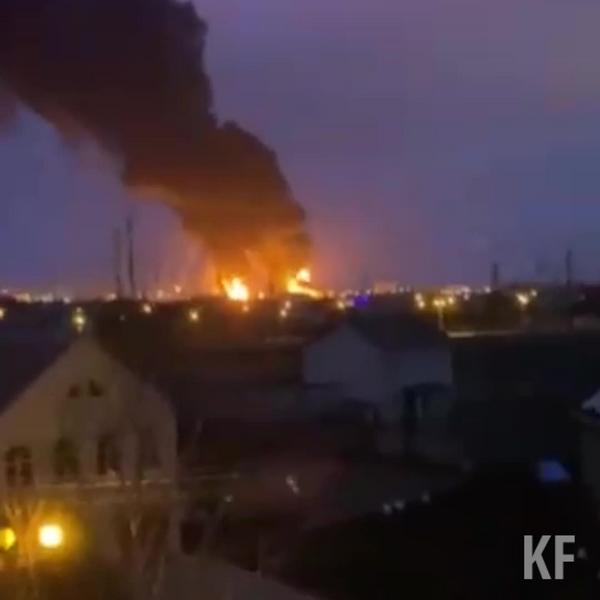 В Белгороде на нефтебазе вспыхнул мощный пожар: два человека пострадали