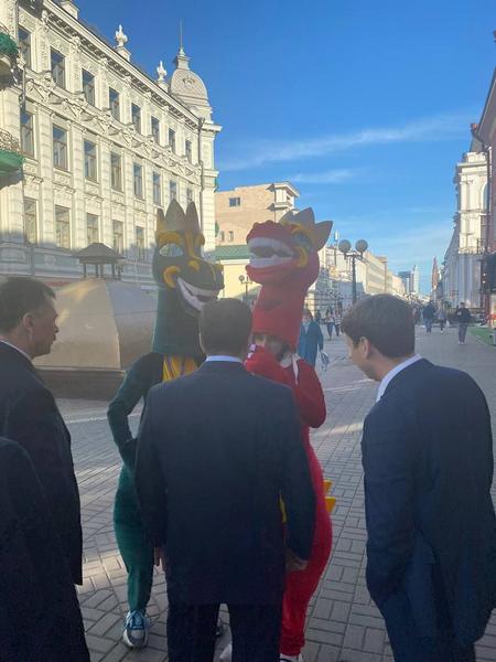 Метшин провел «переговоры» с ростовыми куклами на Баумана после жалоб жителей и гостей Казани