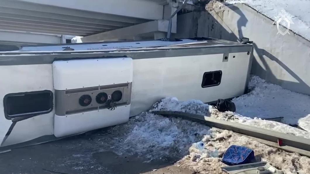 ​Два человека погибли после падения автобуса с моста в Московской области