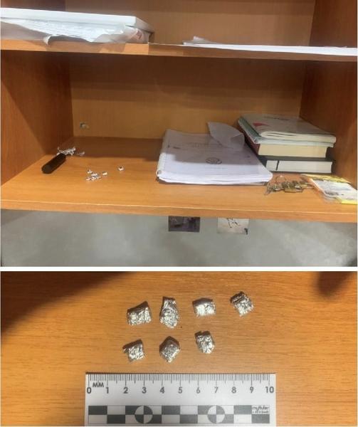 Полицейские нашли свертки с наркотиками в квартире задержанного по подозрению в изнасиловании казанской школьницы Полицейские нашли свертки с наркотиками в квартире задержанного по подозрению в изнасиловании казанской школьницы