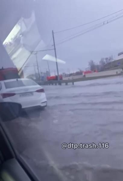 В Казани затопило дорогу на площади Тысячелетия