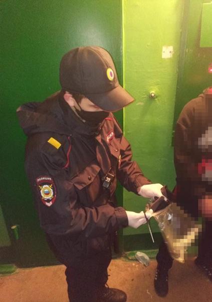 В трико у нижнекамца полицейские нашли колбу с жженым веществом и сверток с наркотиком В трико у нижнекамца полицейские нашли колбу с жженым веществом и сверток с наркотиком