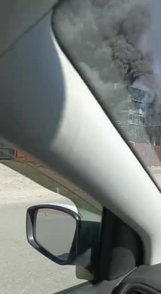 В Казани недалеко от ТЦ Kazan Mall загорелся дом