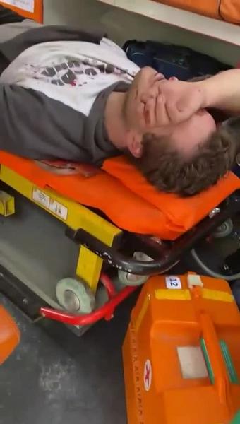 Парень снес столб на полной скорости, превратив машину в «фарш»: чудом выживший водитель отделался небольшим ударом