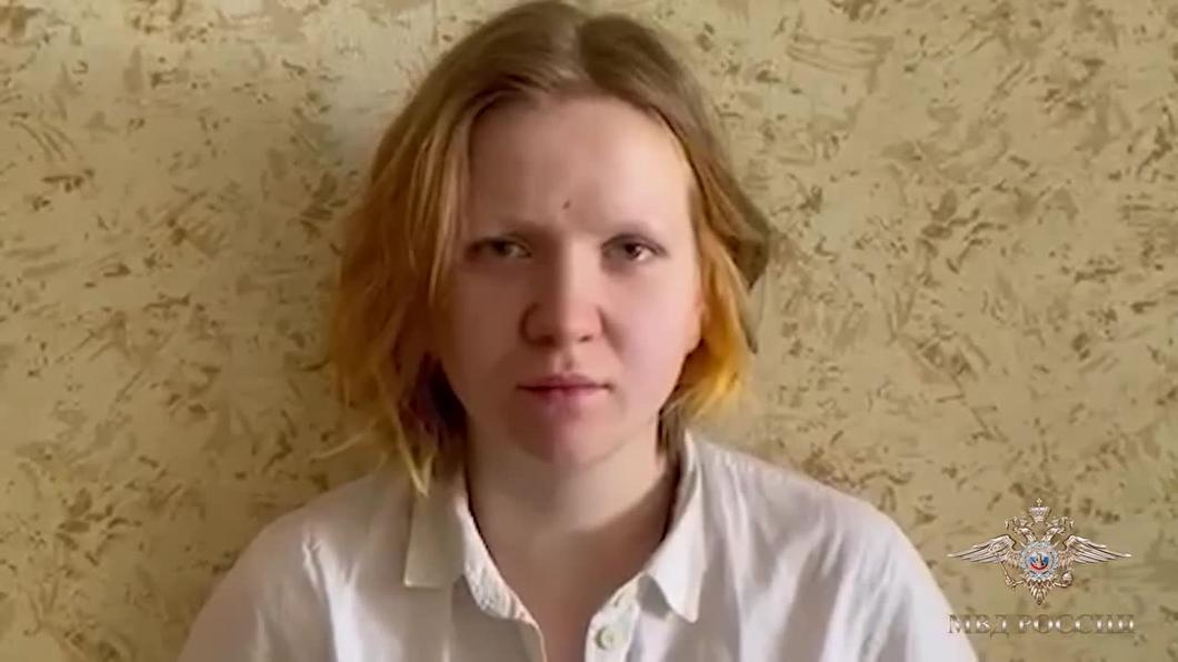 Опубликовано первое видео с допроса задержанной Дарьи Треповой, подозреваемой в убийстве военкора Владлена Татарского