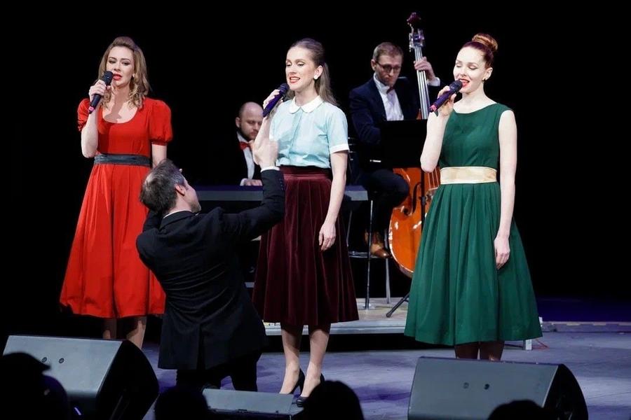 СИБУР привез в Нижнекамск «Faрс-мажорный концерт» Театра Наций с ретро-хитами