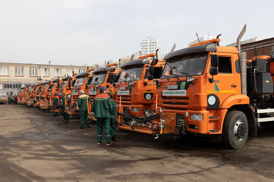 Мэр Казани оценил готовность уборочной техники к летнему сезону Мэр Казани оценил готовность уборочной техники к летнему сезону