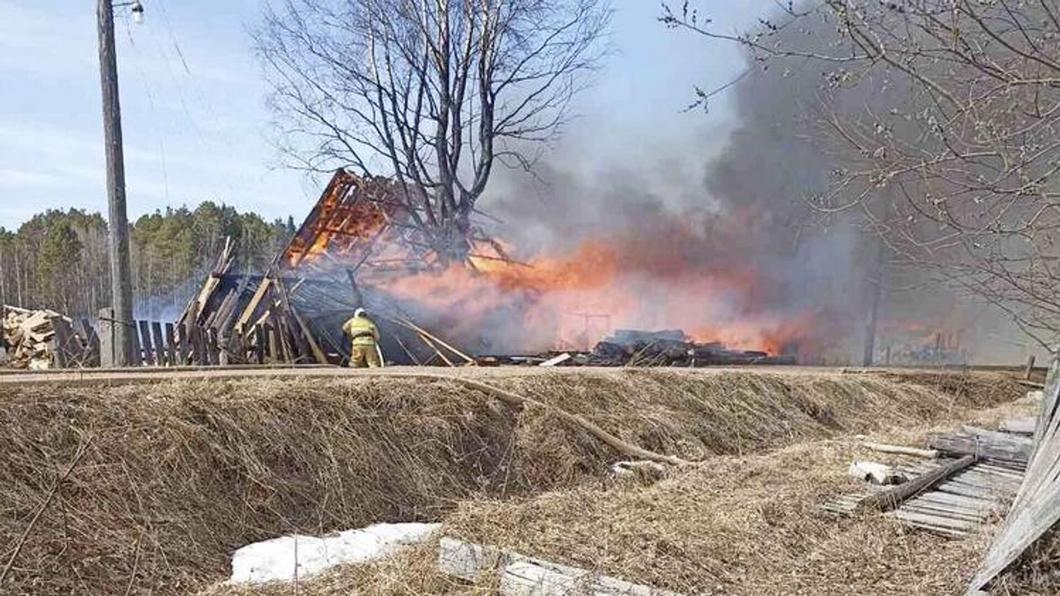 Пенсионерка пыталась избавиться от сухой травы и сожгла полдеревни в Пермском крае