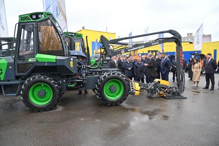 Минниханов посетил в Беларуси машиностроительную компанию «Амкодор»