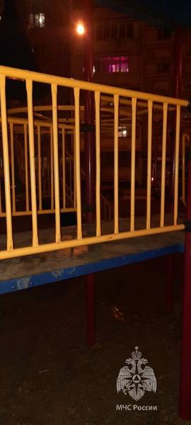 Казанские спасатели помогли мальчику, застрявшему между прутьями на детской площадке