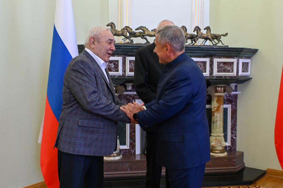 Минниханов поздравил народных артистов РСФСР Шарафеева и Тазетдинова с юбилеями