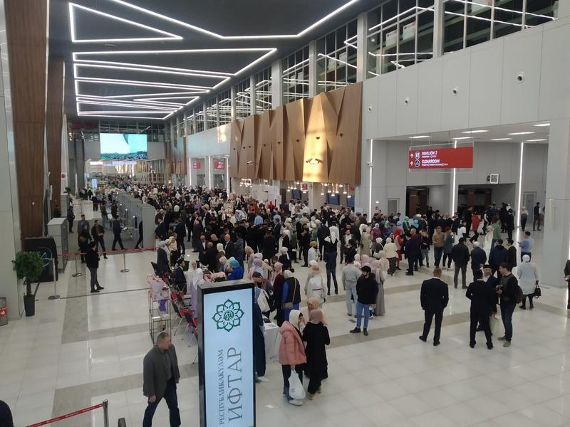 В республиканском ифтаре принимает участие около 11 тысяч человек