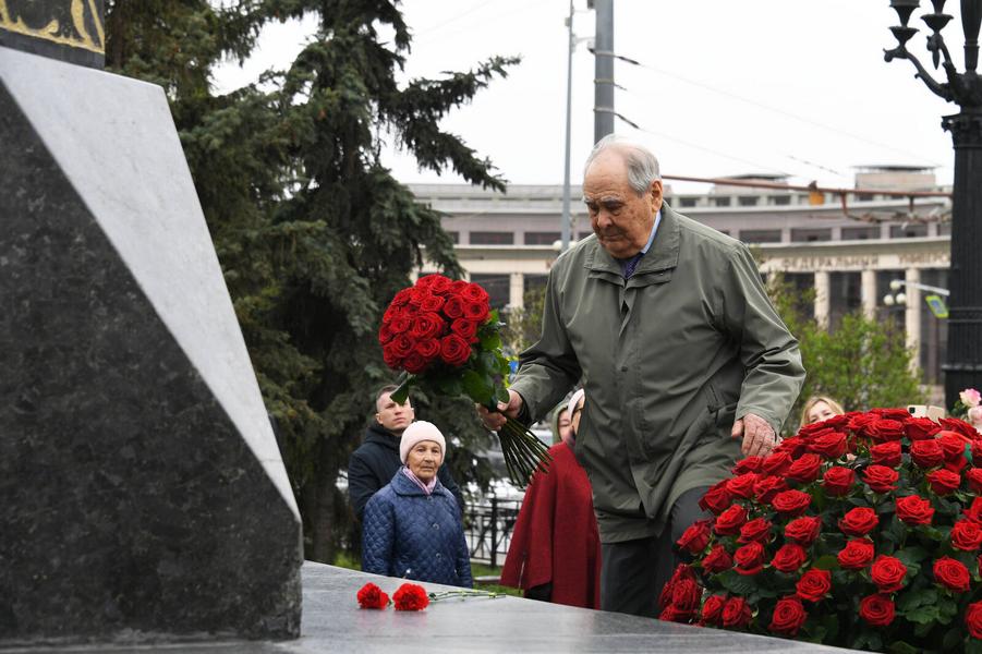 Минниханов возложил цветы памятнику Тукая